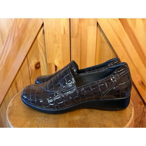 Clarks Collection Slip On Flats Loafers Womens 8 Gray/Brown Embossed Print Comfo - Picture 1 of 8